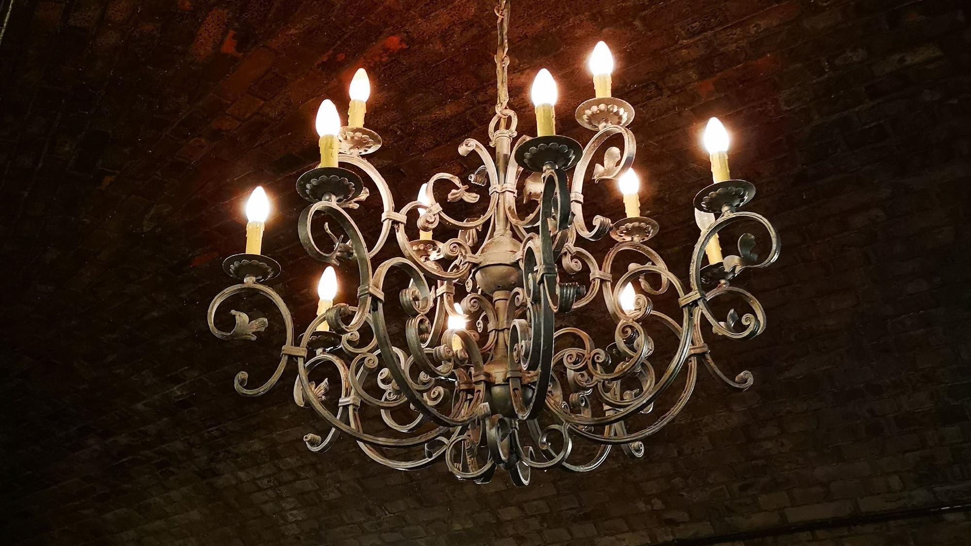 Der Kronleuchter im Saal unter dem Theodor-Heuss-Ring.