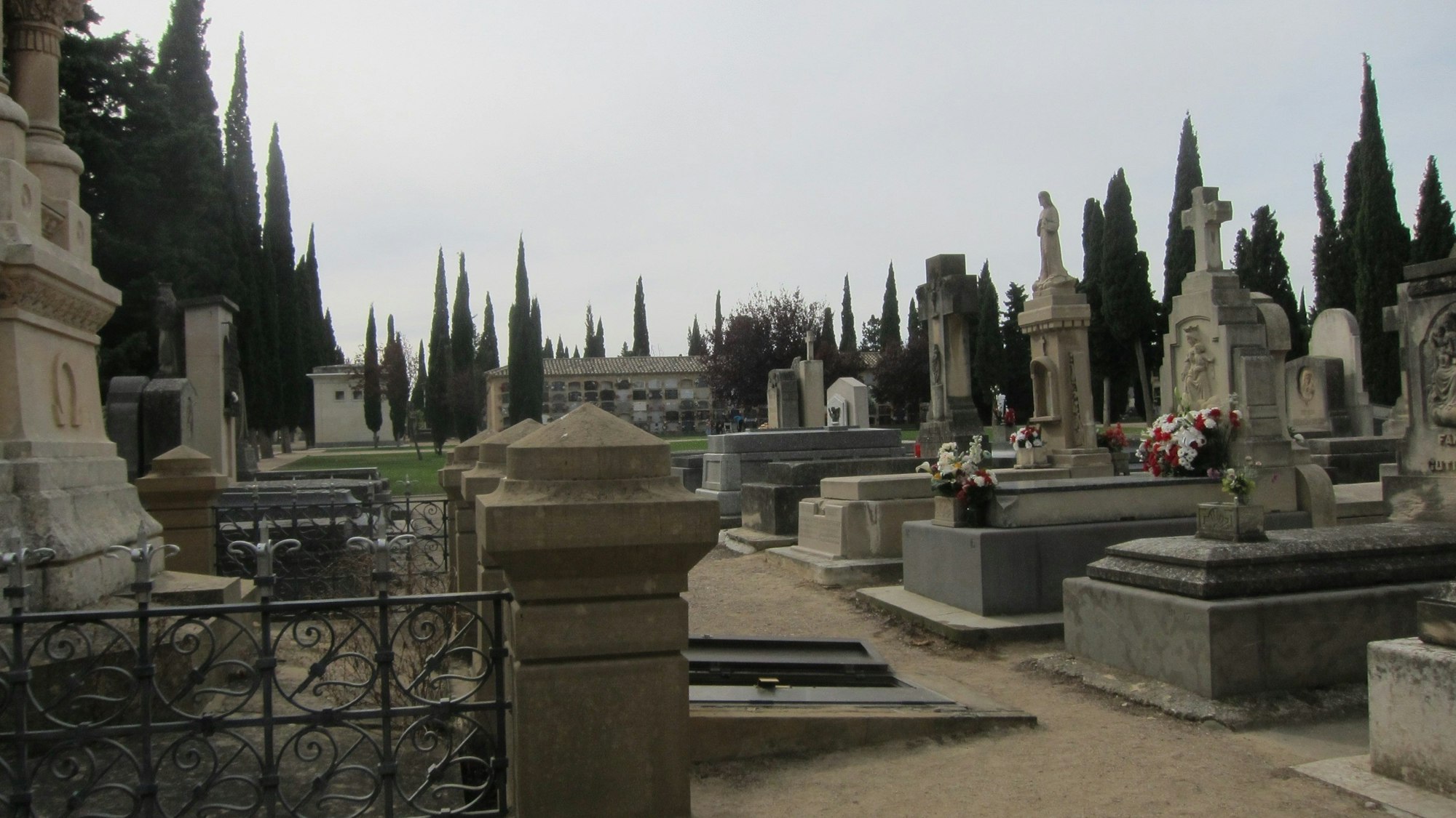 Gräber auf dem Friedhof Torrero in Zaragoza. Eine 90 Jahre alte Frau ist 2023 von Ärzten in Spanien fälschlicherweise für tot erklärt worden.