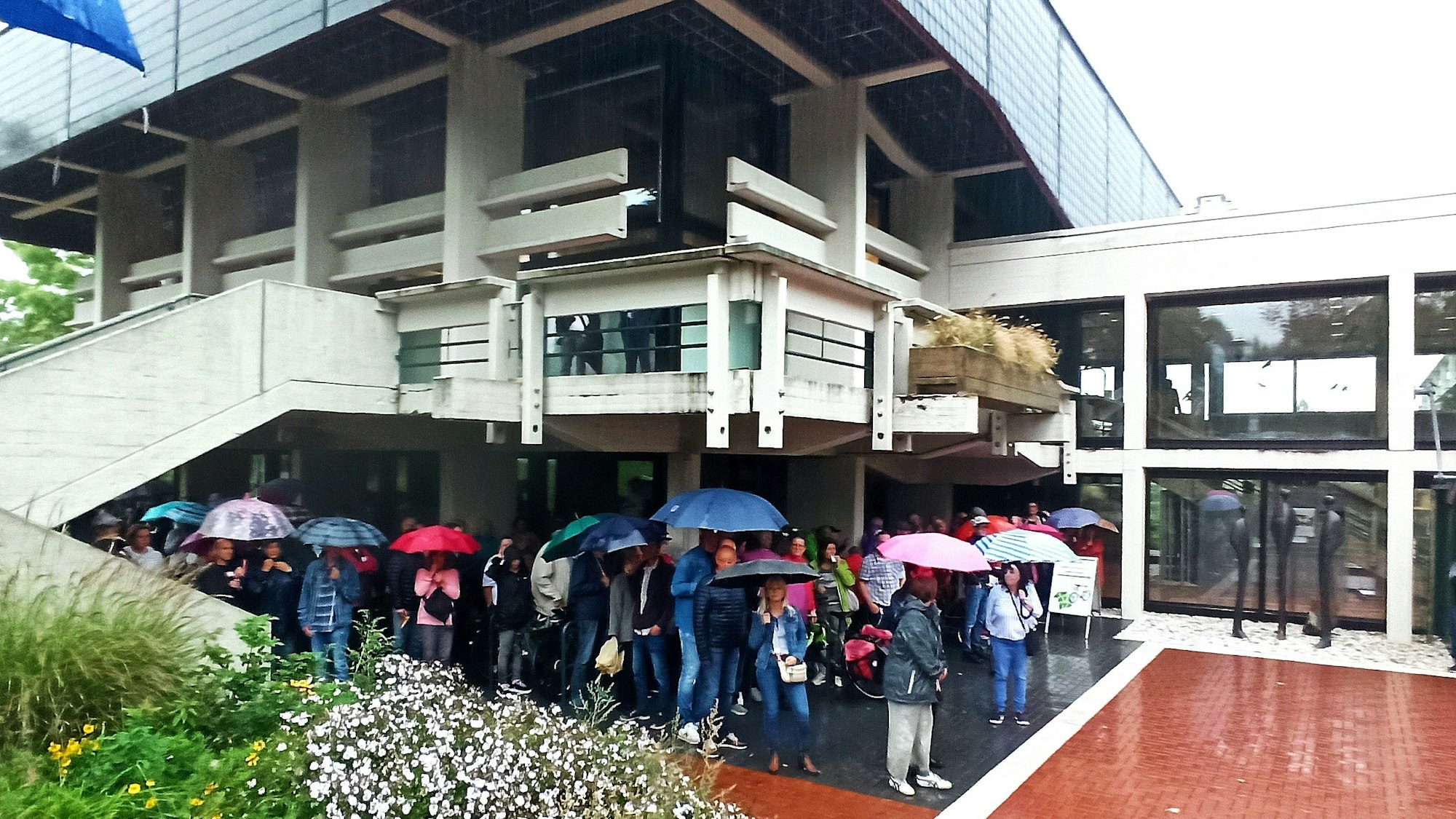 Mehr als 600 Menschen demonstrierten trotz Starkregens vor dem Rathaus gegen eine Anhebung der Grundsteuer B.