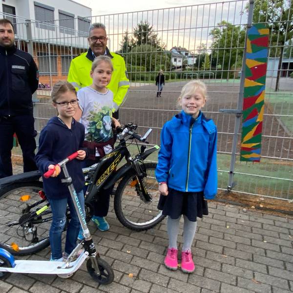 Das Foto zeigt Kinder, die an einem Aktionstag zu Fuß, mit dem Roller oder mit Fahrrad zur Schillerschule gekommen waren.