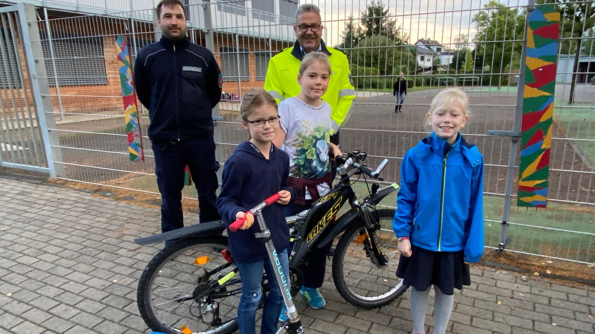 Das Foto zeigt Kinder, die an einem Aktionstag zu Fuß, mit dem Roller oder mit Fahrrad zur Schillerschule gekommen waren.