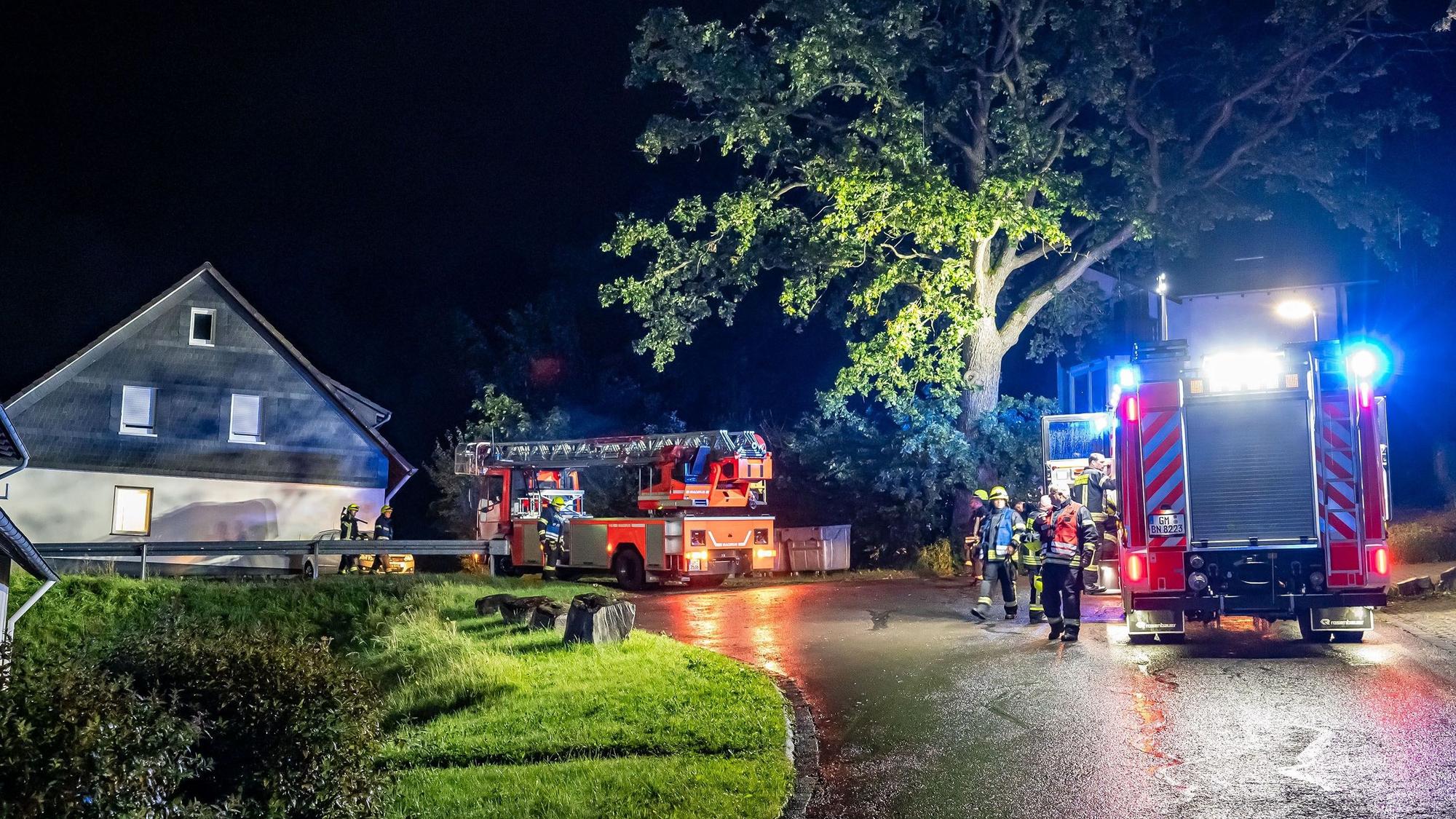 Blick auf die Löscharbeiten an der Straße Am Dreiort in Bergneustadt.