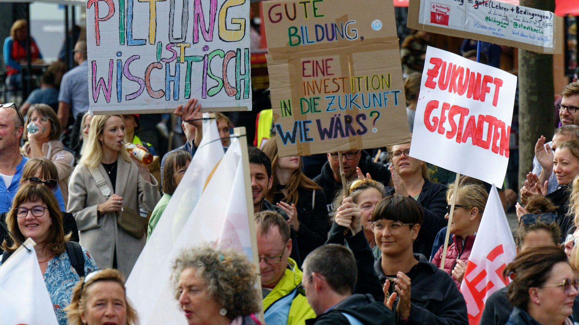 Teilnehmer halten bei einer Demonstration anlässlich des bundesweiten Bildungsprotesttags Plakate.