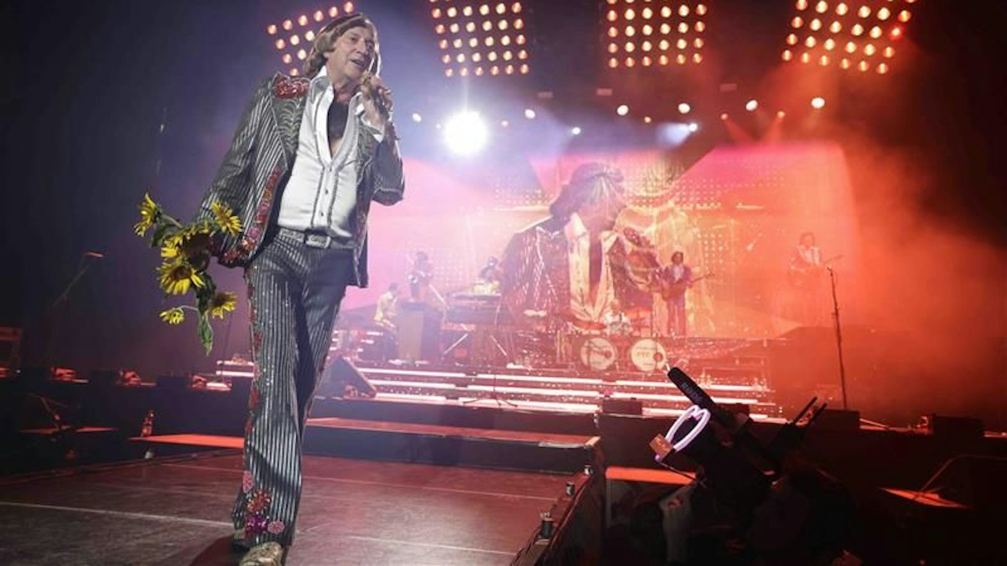 Der Sänger Dieter Thomas Kuhn steht auf der Bühne.