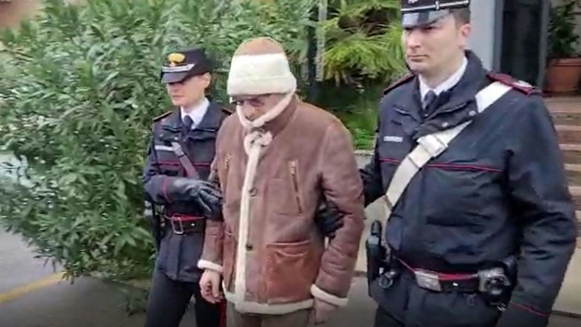 ARCHIV - 16.01.2023, Italien, Palermo: Das Standbild aus einem Polizeivideo zeigt Matteo Messina Denaro (M), Chef der sizilianischen Cosa Nostra, der nach seiner Festnahme von der Polizei begleitet wird.