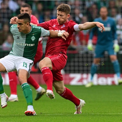 23.09.2023, Bremen: Fußball: Bundesliga, Werder Bremen - 1. FC Köln, 5. Spieltag im wohninvest Weserstadion, Bremens Rafael Borré (l) und Kölns Florian Kainz kämpfen um den Ball. W Foto: Sina Schuldt/dpa +++ dpa-Bildfunk +++