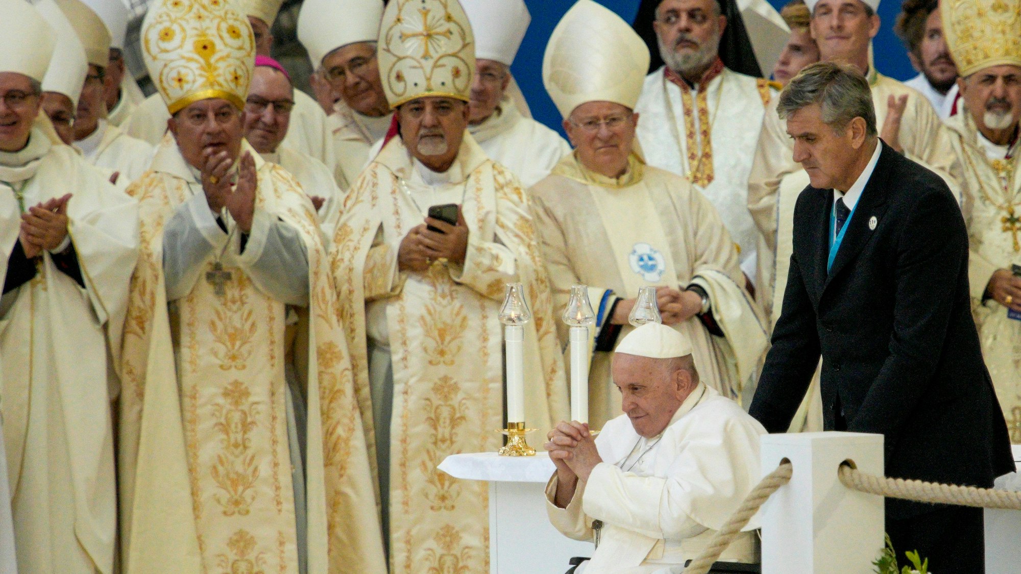Papst Franziskus (M) grüßt die Menge, als er das Velodrome-Stadion nach einer Messe verlässt.
