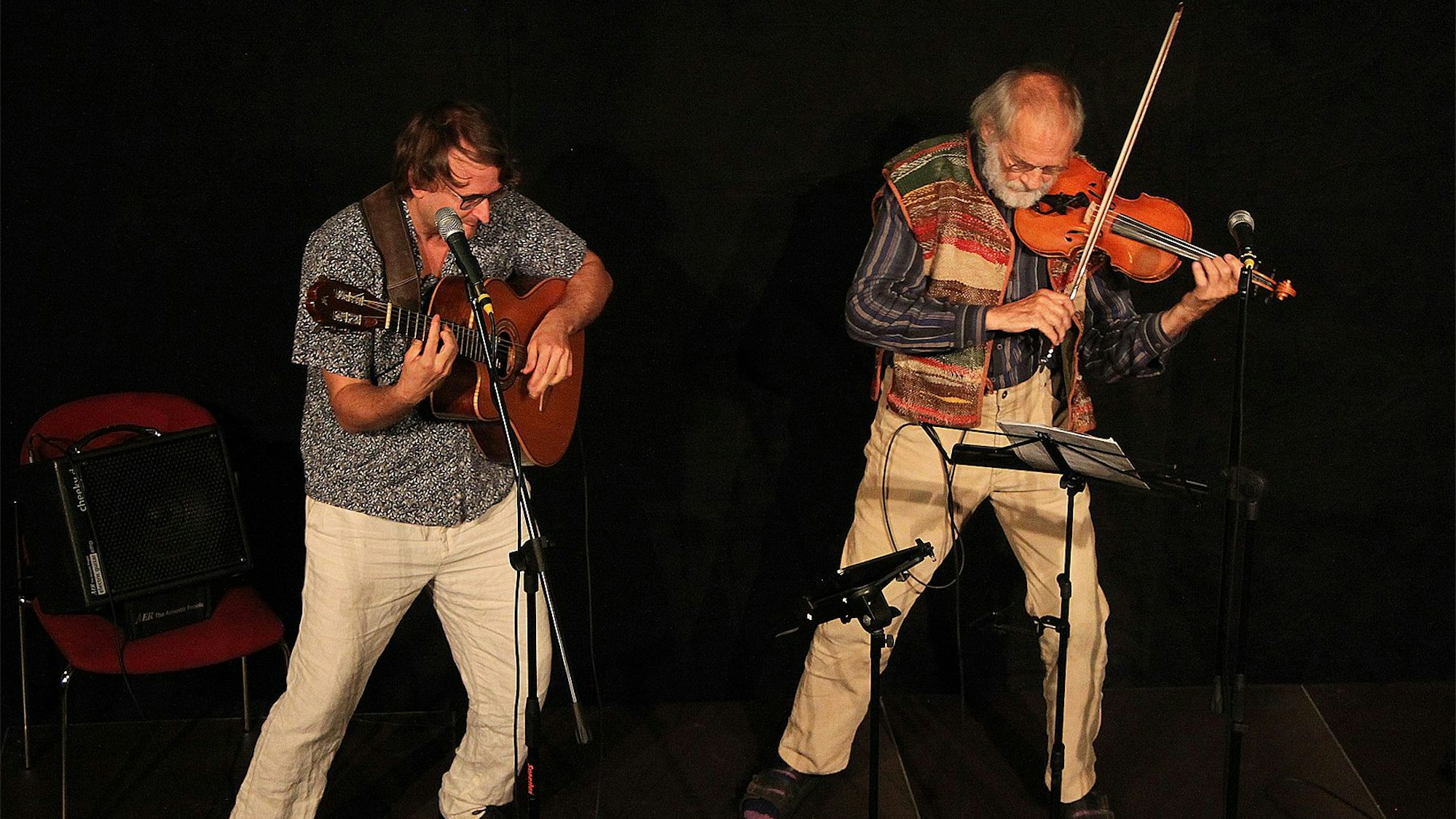 Das Bild zeigt Klaus den Geiger (rechts) und seinen Duettpartner Marius Peters während des Auftritts.
