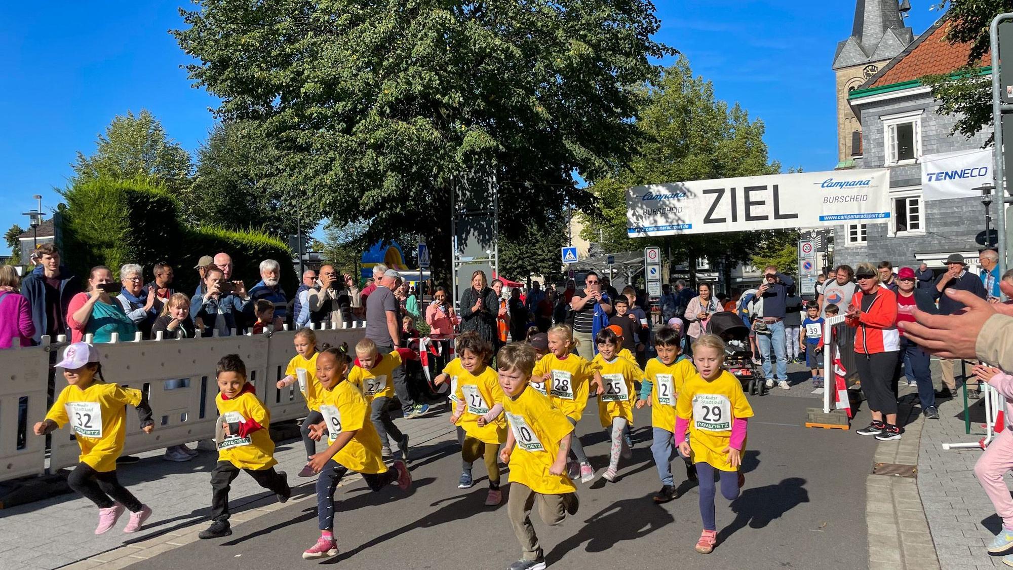 Kita-Kinder aus Burscheid gehen beim Stadtlauf 2023 an den Start.
