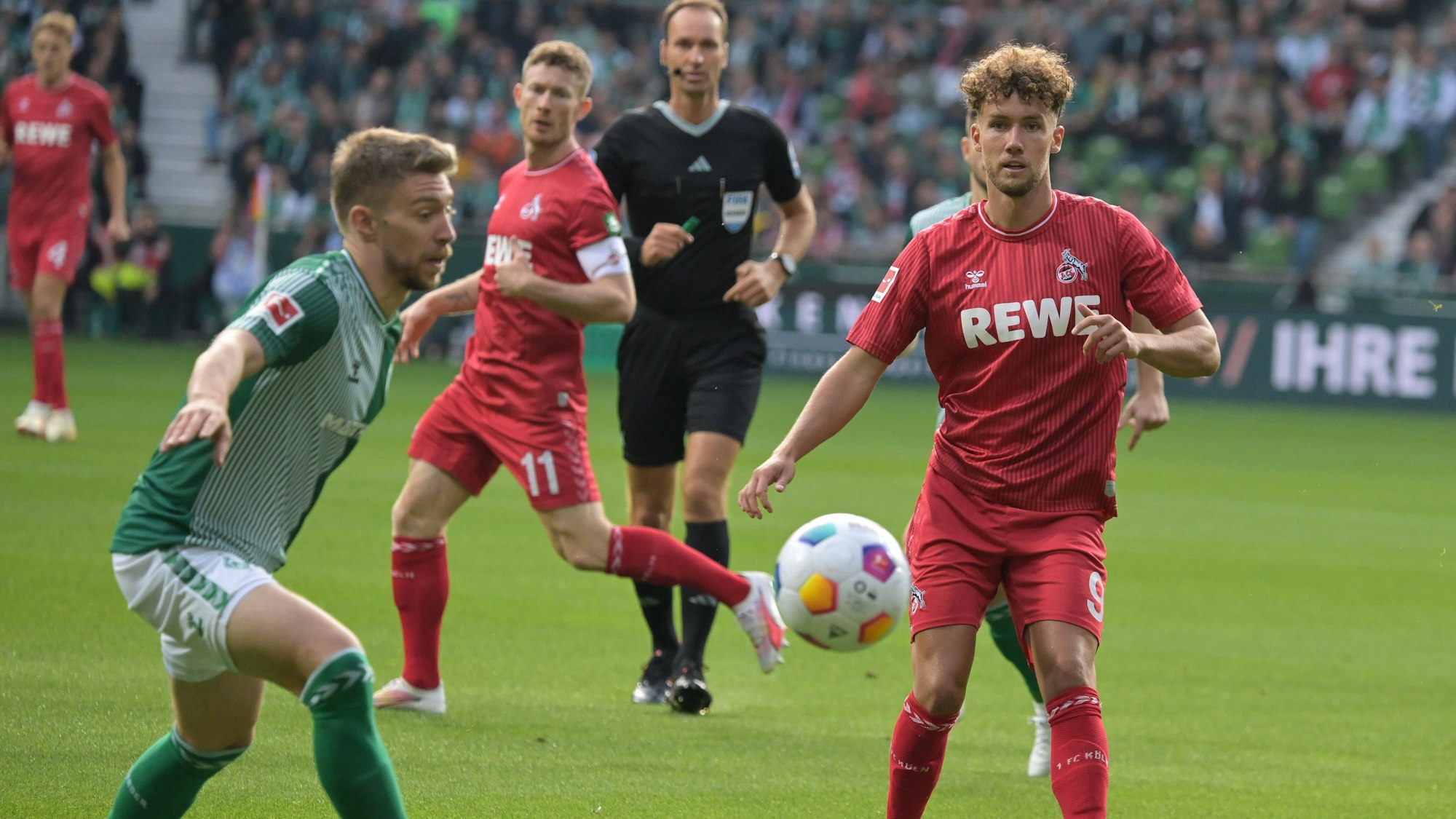 Es sind Mitchell Weiser des SV Werder Bremen 8 und Luca Waldschmidt des 1.FC Köln im Zweikampf zu sehen.