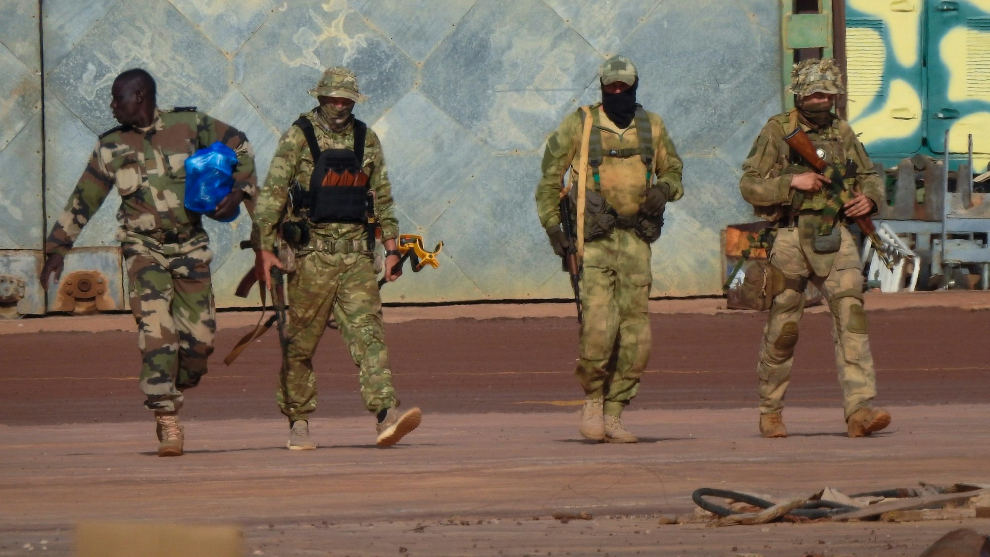 Ein Foto des französischen Militärs zeigt drei Wagner-Söldner in Begleitung eines malischen Soldaten im Norden des afrikanischen Landes. Ein Transportflugzeug ist in Mali abgestürzt, es sollen sich Wagner-Söldner an Bord befunden haben. (Archivbild)