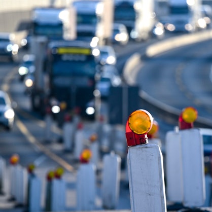 Absperrungen stehen an einer Autobahn.