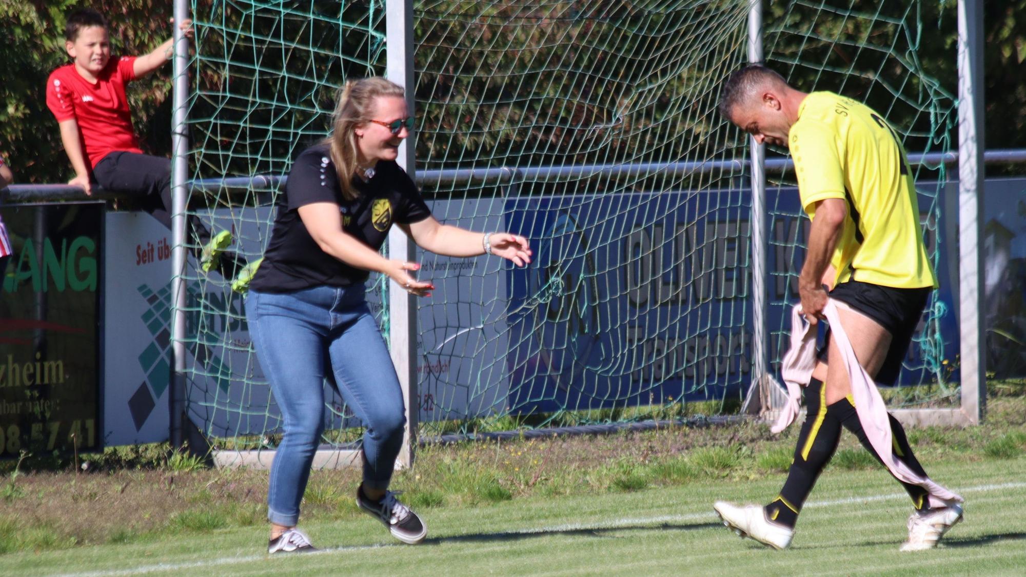 Ein Fußballer verliert seine Bandage.