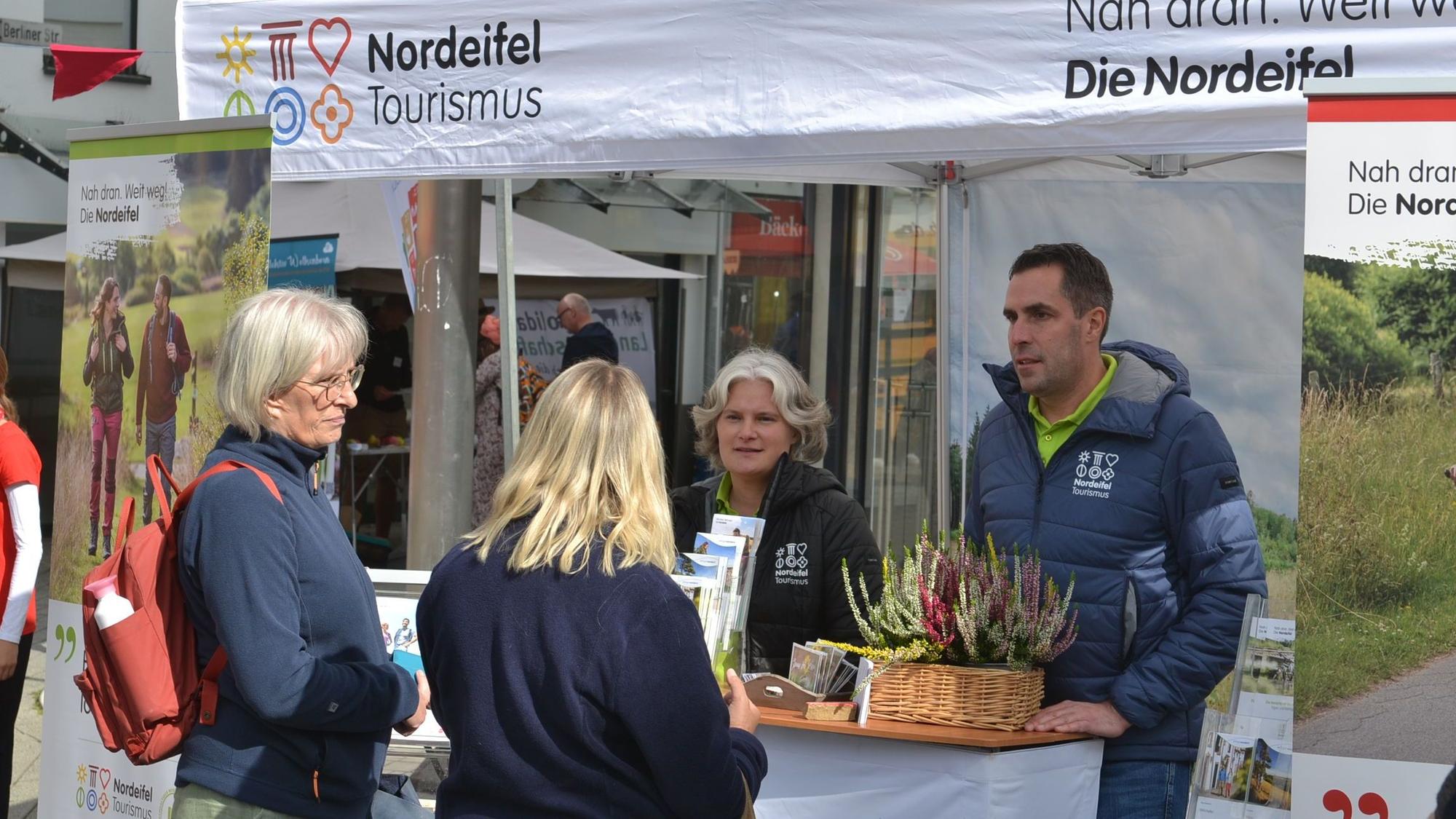 Besucher informieren sich am Stand der Nordeifel Tourismus.