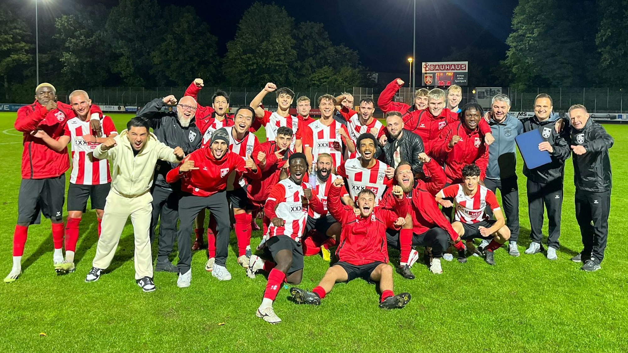 So sehen Sieger aus: Die Spieler und Verantwortlichen des FC Hennef bejubeln den dritten Saisonerfolg.