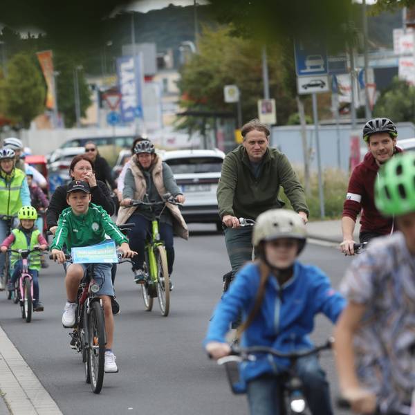 Kinder und Erwachsene fahren bei der Kinder-Fahrraddemo durch Bad Honnef.