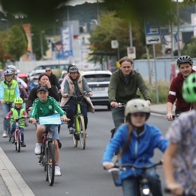 Kinder und Erwachsene fahren bei der Kinder-Fahrraddemo durch Bad Honnef.
