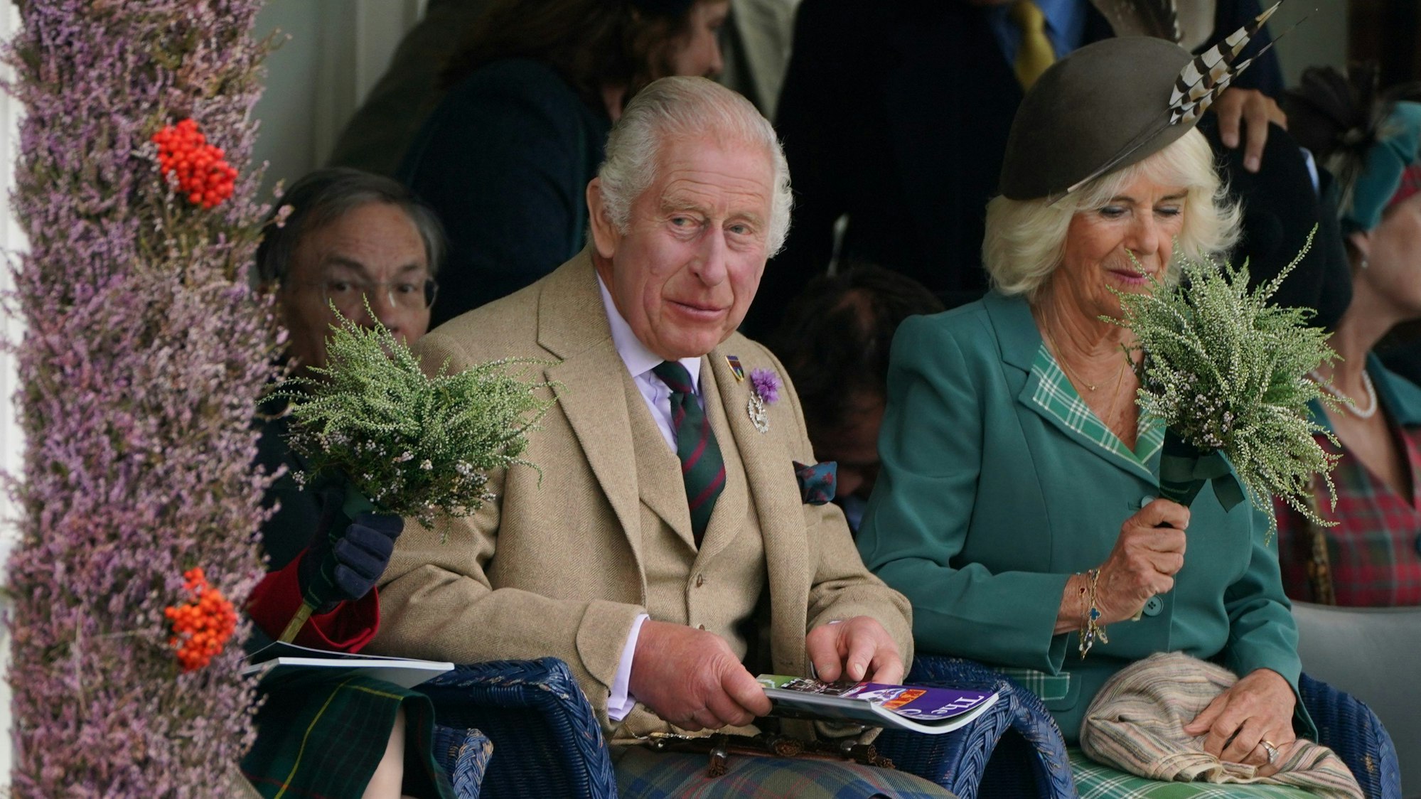 König Charles III. und Königin Camilla verfolgen die Braemar Highland Games, die nicht weit von der Sommerresidenz der Royals auf dem Landsitz Balmoral stattfinden.