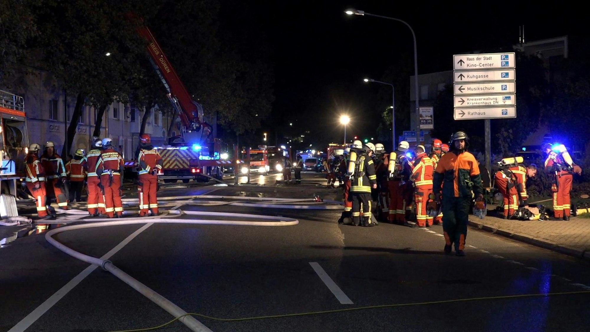 Rettungskräfte der Feuerwehr sind bei einem Brand im Einsatz.