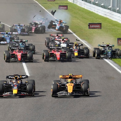 24.09.2023, Japan, Suzuka: Motorsport: Formel-1-Weltmeisterschaft, Grand Prix von Japan, Rennen, auf dem Suzuka Circuit: Max Verstappen (M) aus den Niederlanden vom Team Red Bull führt das Feld nach dem Start an, während Alexander Albon (hinten) aus Thailand vom Team Williams stürzt. Foto: Toru Hanai/AP +++ dpa-Bildfunk +++