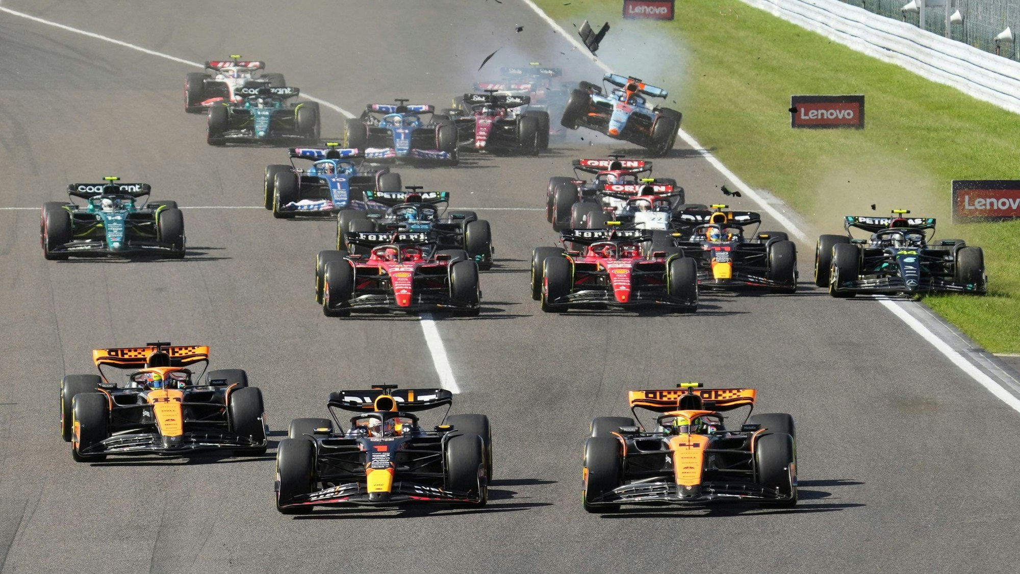 24.09.2023, Japan, Suzuka: Motorsport: Formel-1-Weltmeisterschaft, Grand Prix von Japan, Rennen, auf dem Suzuka Circuit: Max Verstappen (M) aus den Niederlanden vom Team Red Bull führt das Feld nach dem Start an, während Alexander Albon (hinten) aus Thailand vom Team Williams stürzt. Foto: Toru Hanai/AP +++ dpa-Bildfunk +++