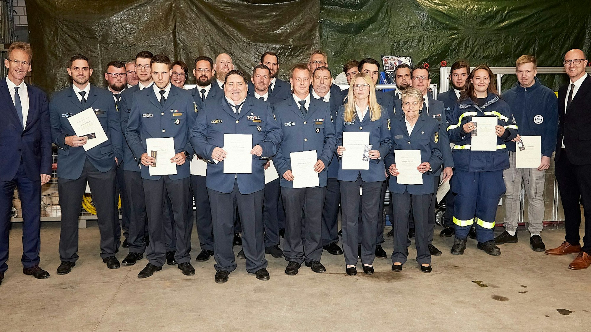 Das Bild zeigt die THW-Geehrten und Schleidens Bürgermeister Ingo Pfennings (rechts) und den CDU-Bundestagsabgeordneten Detlef Seif.