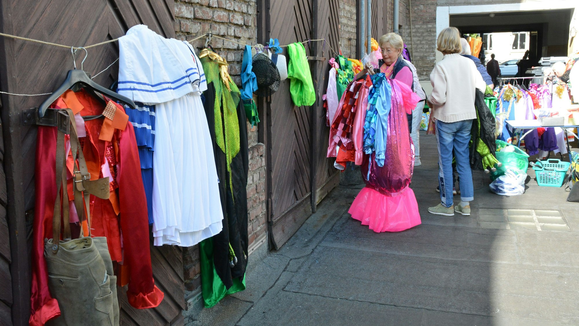 Kostüme auf Bügeln in einem Hinterhof am Karolingerring