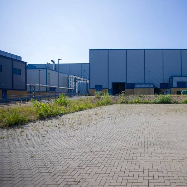 Auf diesem Parkplatz im Niehler Hafen wird eine Großwärmepumpe gebaut.