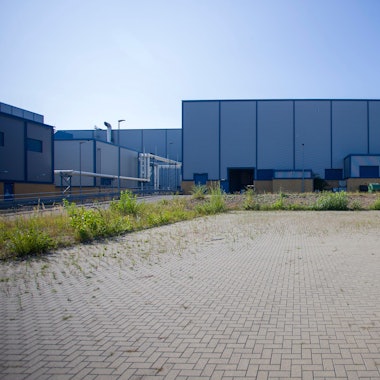 Auf diesem Parkplatz im Niehler Hafen wird eine Großwärmepumpe gebaut.