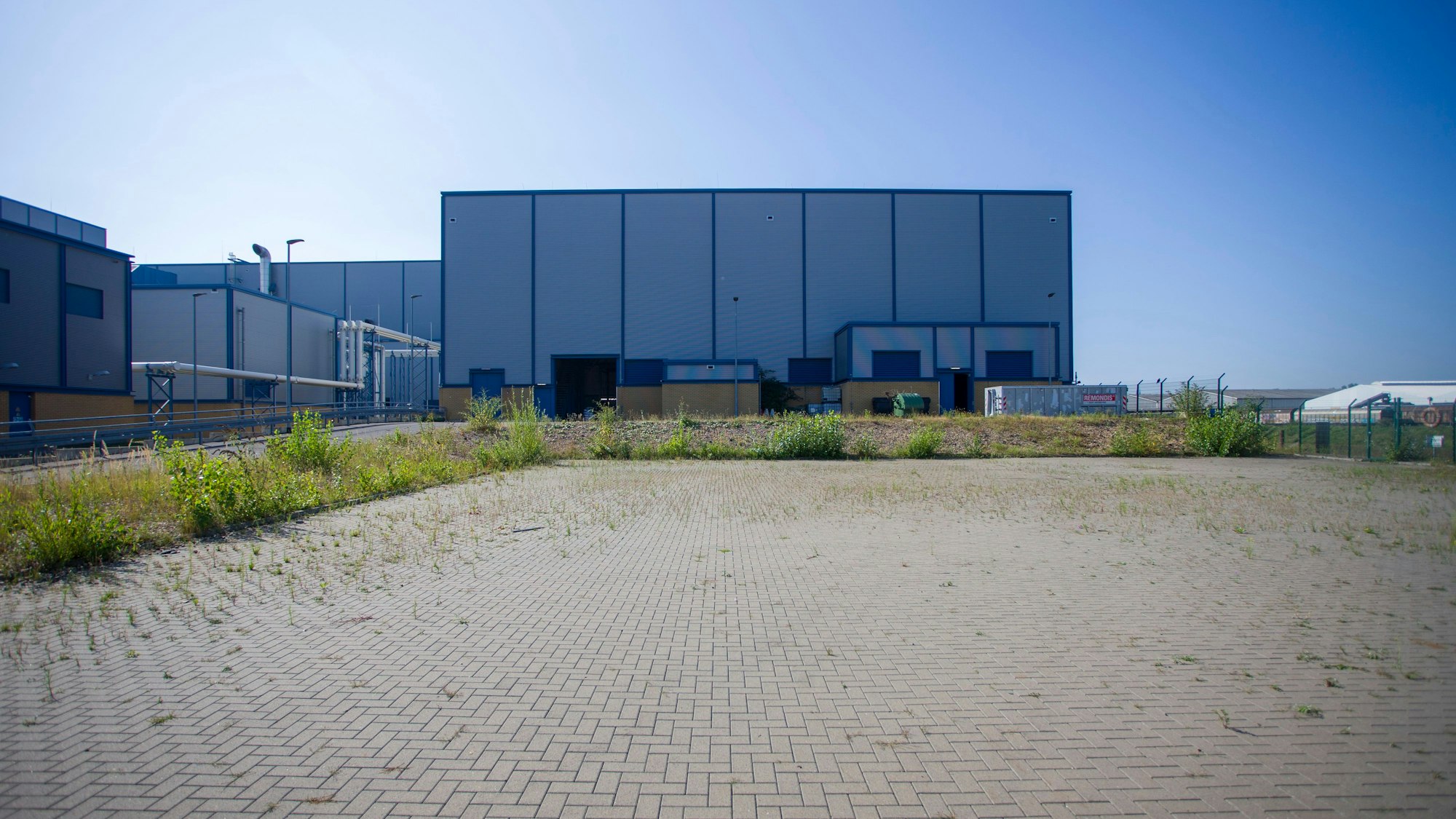Auf diesem Parkplatz im Niehler Hafen wird eine Großwärmepumpe gebaut.