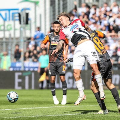 Fussball, 3.Liga Saison 2023/2024 7.Spieltag FC Viktoria Köln - MSV Duisburg 23.09.2023, Sportpark Höhenberg Luca Marseiler Viktoria Köln 30 Caspar Jander MSV Duisburg, 18 Köln Sportpark Höhenberg Nordrhein-Westfahlen Deutschland *** Sports, Football, 3 Liga Season 2023 2024 7 Matchday FC Viktoria Köln MSV Duisburg 23 09 2023, Sportpark Höhenberg Luca Marseiler Viktoria Köln 30 Caspar Jander MSV Duisburg, 18 Köln Sportpark Höhenberg Nordrhein Westfahlen Germany