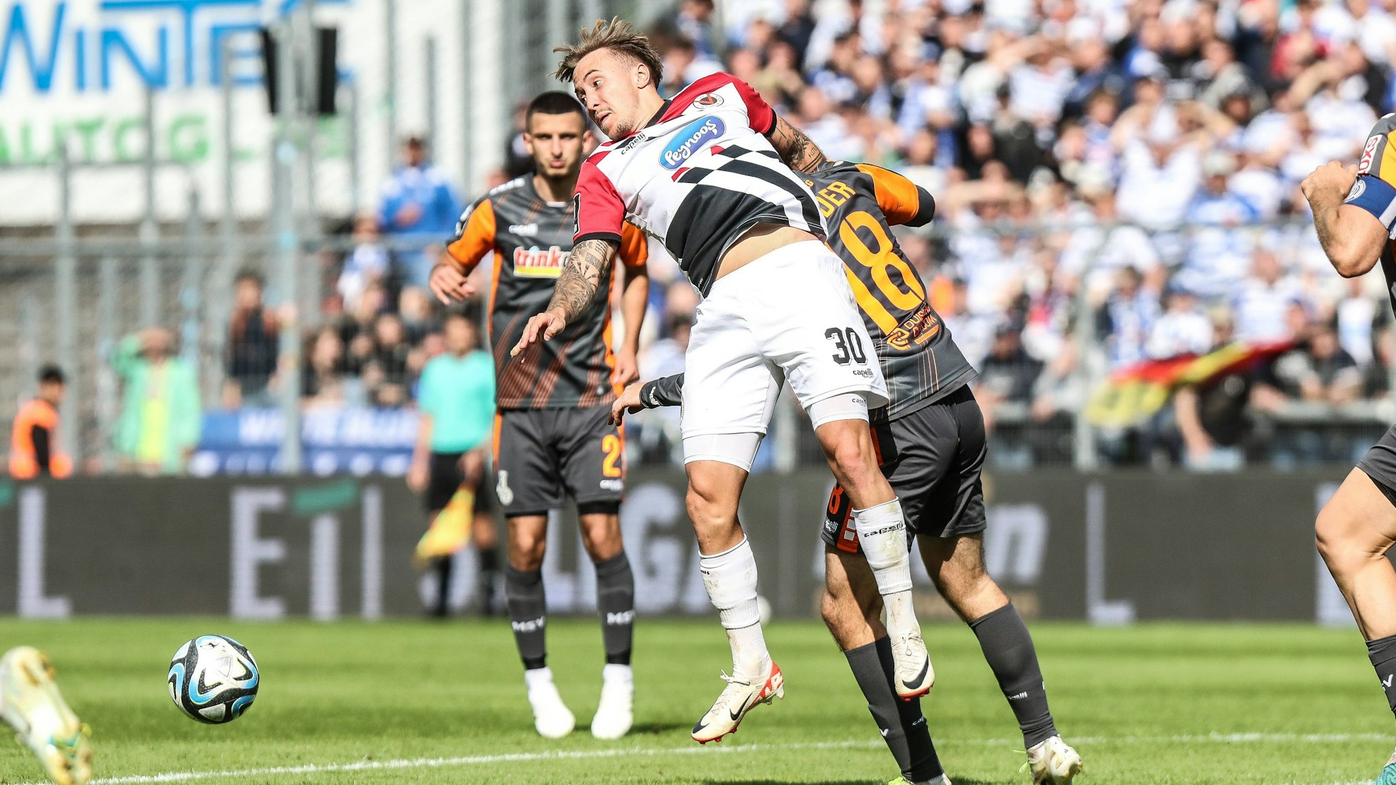 Fussball, 3.Liga Saison 2023/2024 7.Spieltag FC Viktoria Köln - MSV Duisburg 23.09.2023, Sportpark Höhenberg Luca Marseiler Viktoria Köln 30 Caspar Jander MSV Duisburg, 18 Köln Sportpark Höhenberg Nordrhein-Westfahlen Deutschland *** Sports, Football, 3 Liga Season 2023 2024 7 Matchday FC Viktoria Köln MSV Duisburg 23 09 2023, Sportpark Höhenberg Luca Marseiler Viktoria Köln 30 Caspar Jander MSV Duisburg, 18 Köln Sportpark Höhenberg Nordrhein Westfahlen Germany