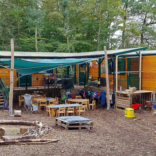 Das Bild zeigt einen Waldkindergarten mit Wichtelwagen.