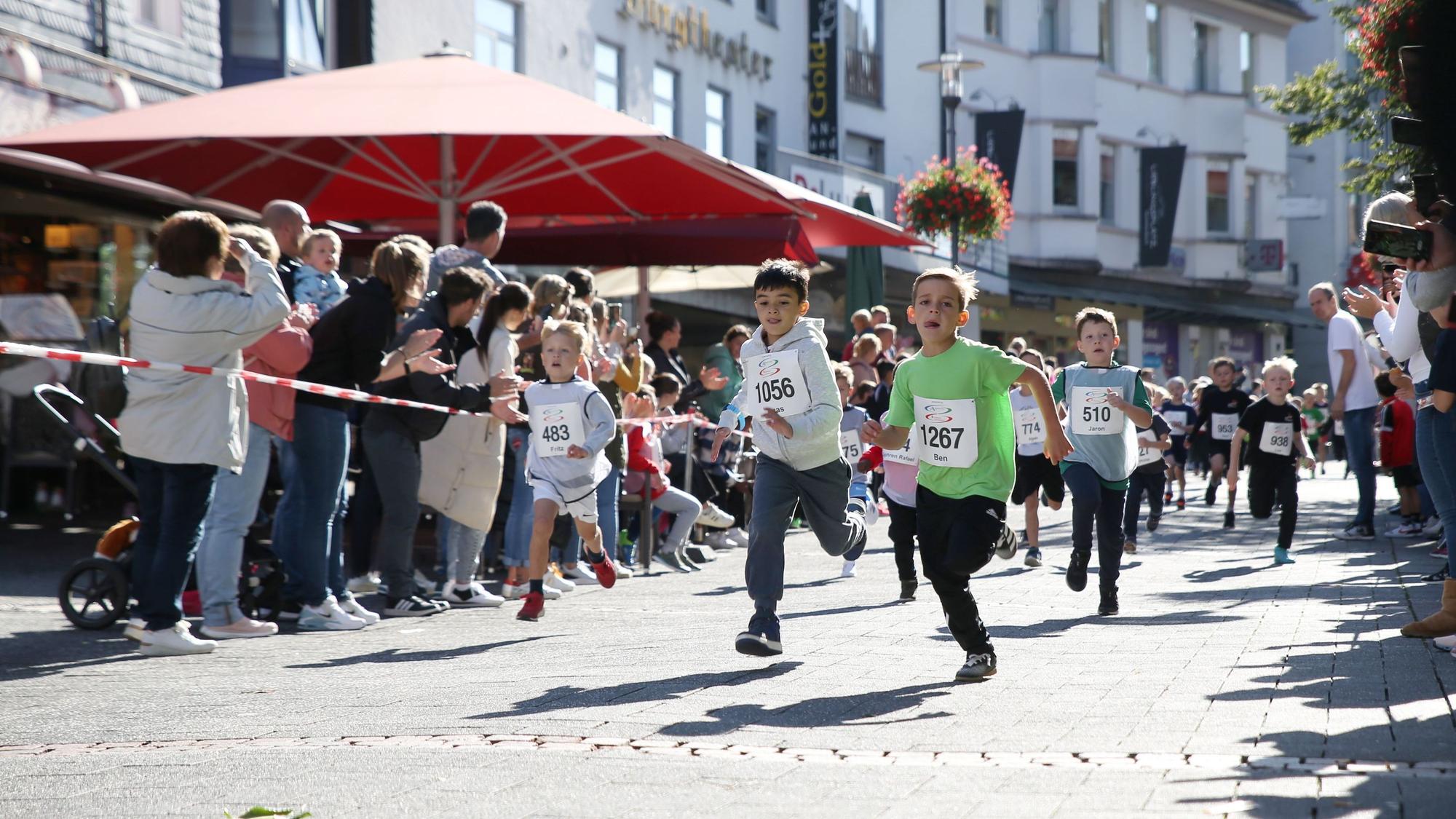 Laufszene mit Kindern