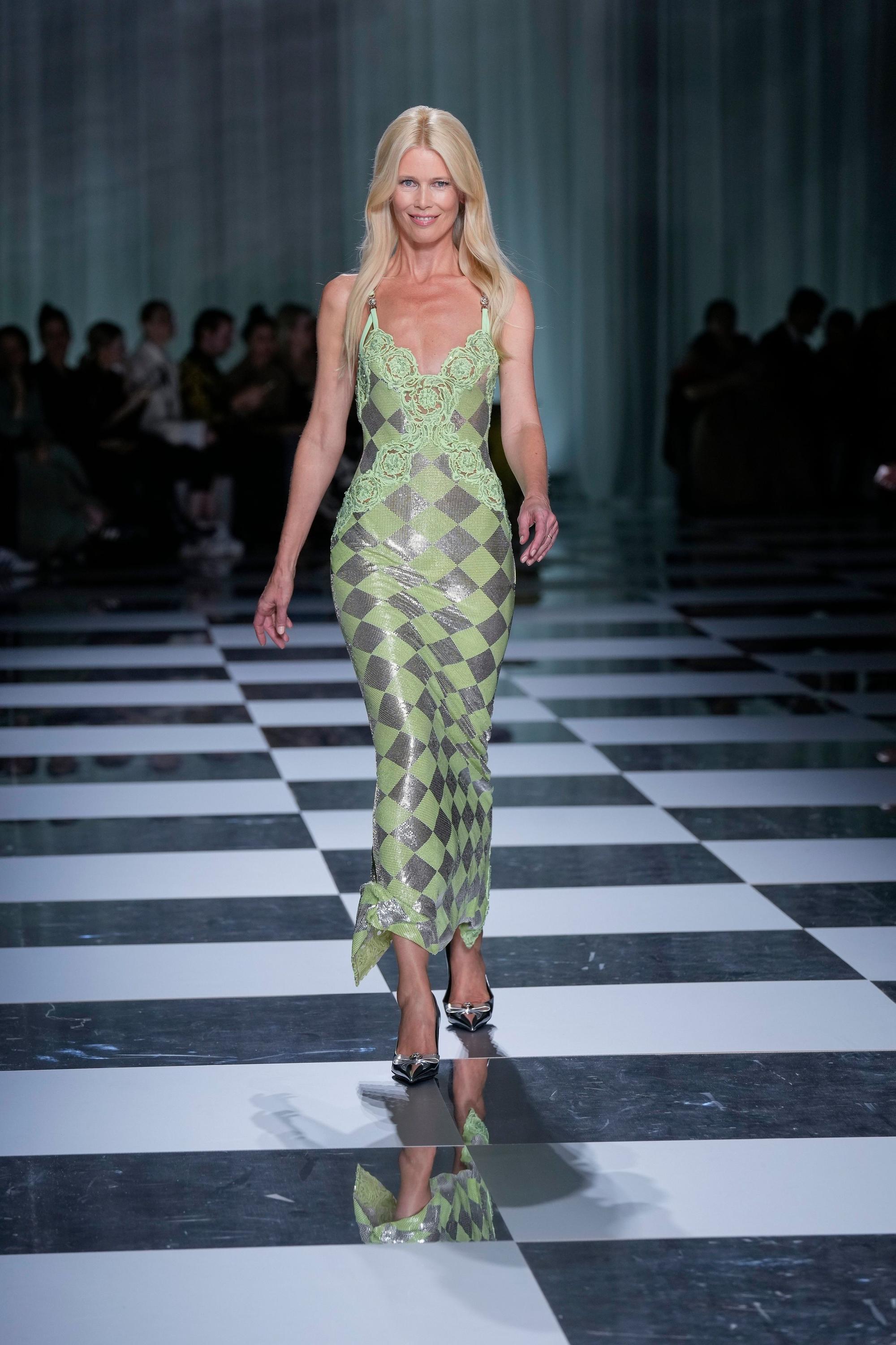 Claudia Schiffer, Model aus Deutschland, trägt eine Kreation aus der Frühjahr-Sommer-Kollektion 2024 von Versace.