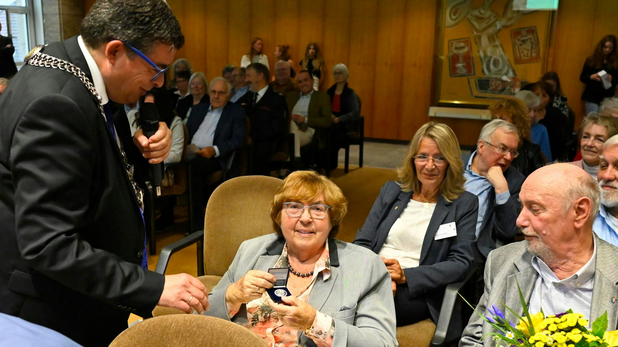 Bürgermeister Helmenstein überreicht Gertrud Häring die silberne Stadtmedaille.