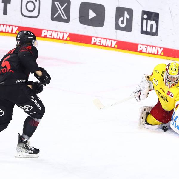 Henrik Haukeland (Duesseldorf) pariert den letzten Koelner Penalty gegen Louis-Marc Aubry (Koeln).
