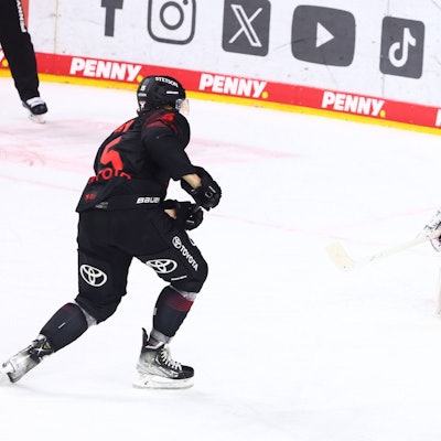 Henrik Haukeland (Duesseldorf) pariert den letzten Koelner Penalty gegen Louis-Marc Aubry (Koeln).