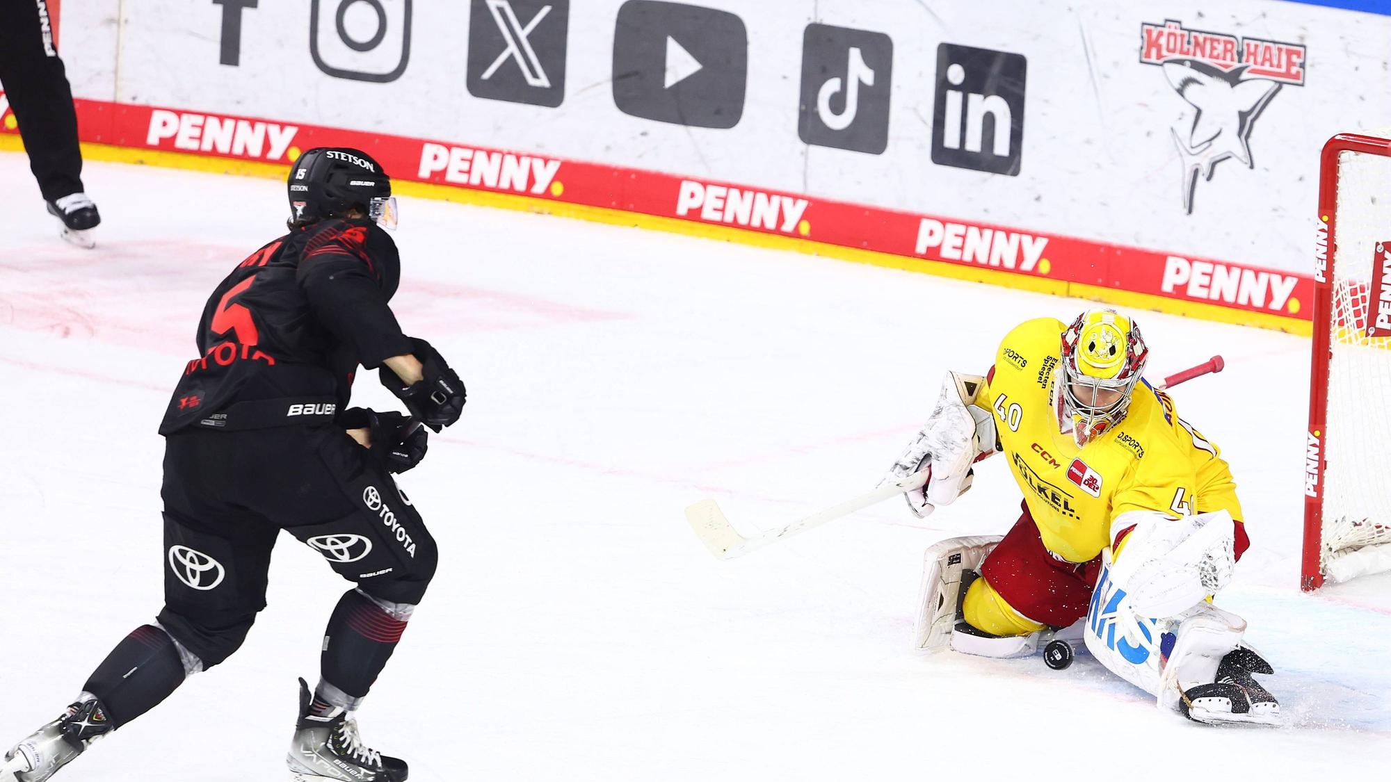 Henrik Haukeland (Duesseldorf) pariert den letzten Koelner Penalty gegen Louis-Marc Aubry (Koeln).