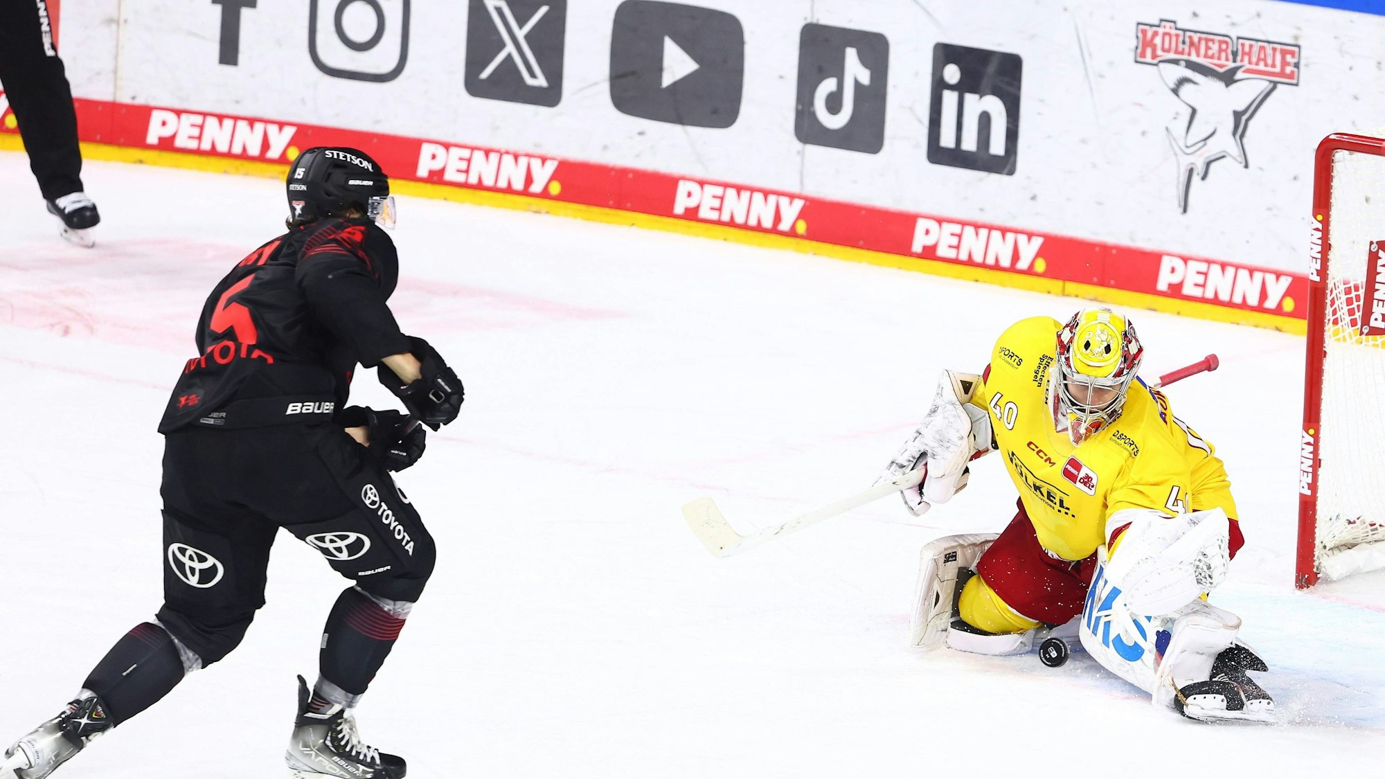 Henrik Haukeland (Duesseldorf) pariert den letzten Koelner Penalty gegen Louis-Marc Aubry (Koeln).