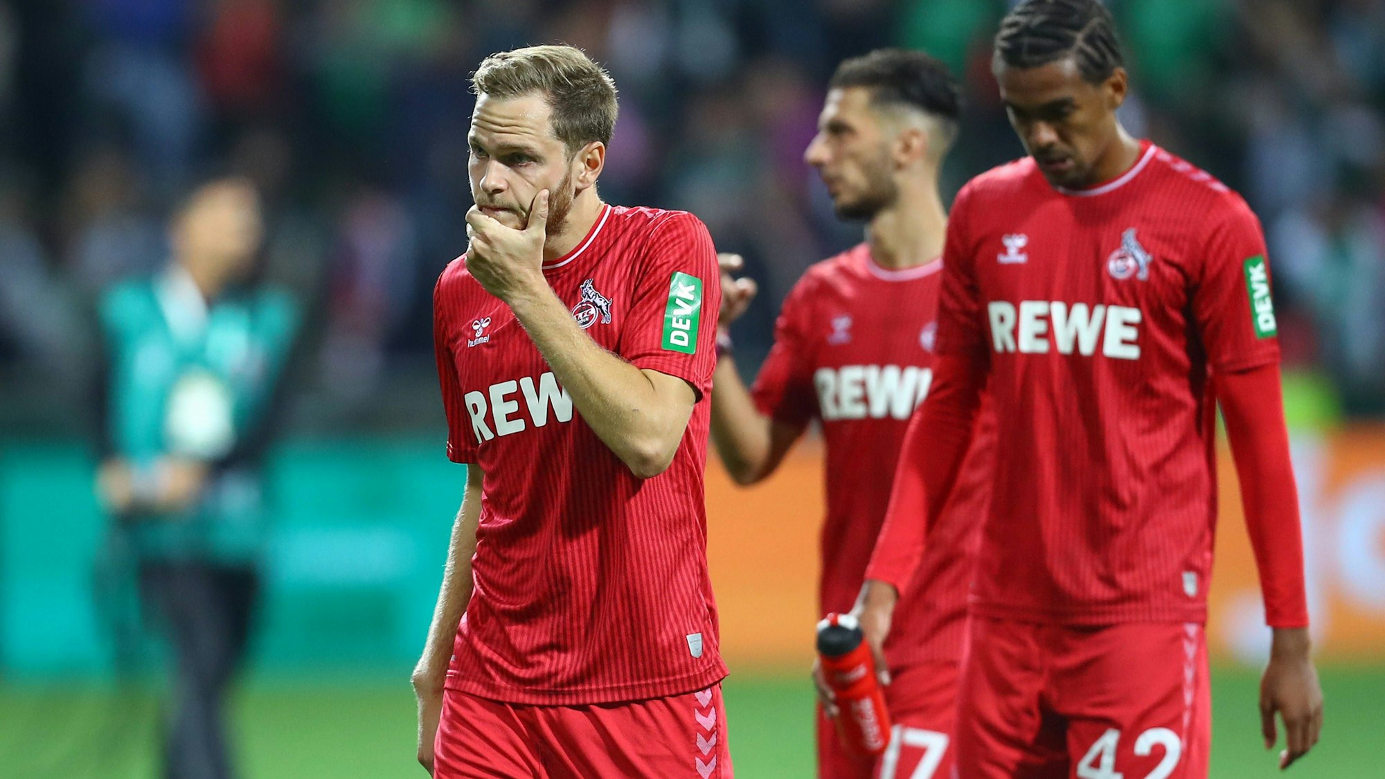 1. Bundesliga, SV Werder Bremen - 1. FC Koeln emspor, v.l. Benno Schmitz Koeln, 2 enttaeuscht, schaut enttaeuscht, niedergeschlagen,