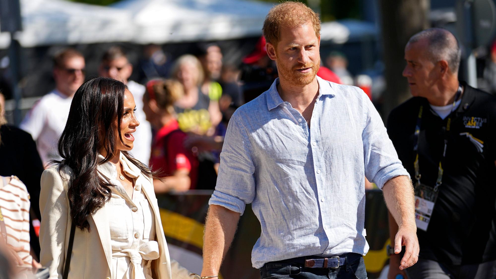 Prinz Harry und Meghan zeigten sich in Düsseldorf Hand in Hand.