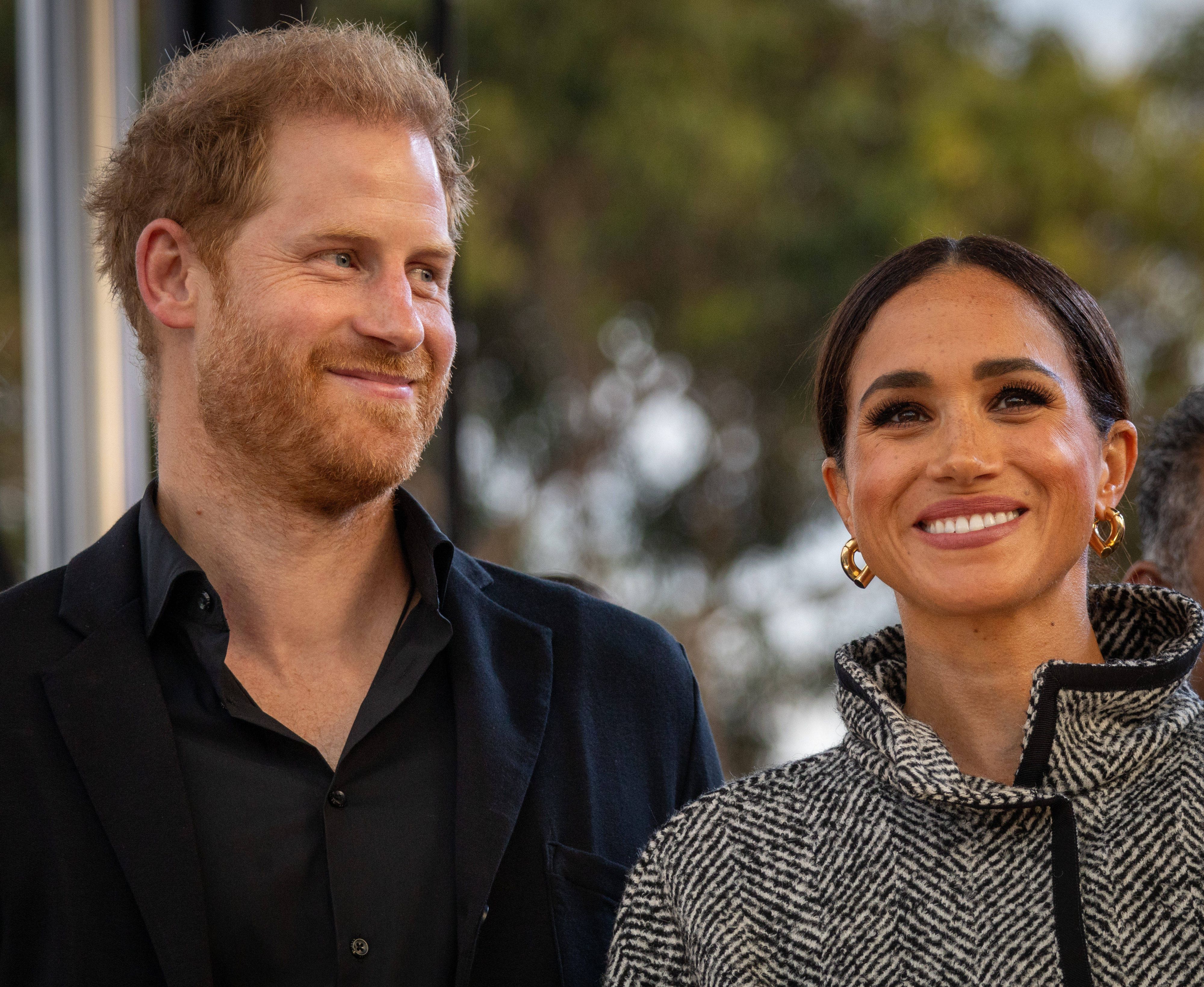 Prinz Harry und Herzogin Meghan posieren nebeneinander.