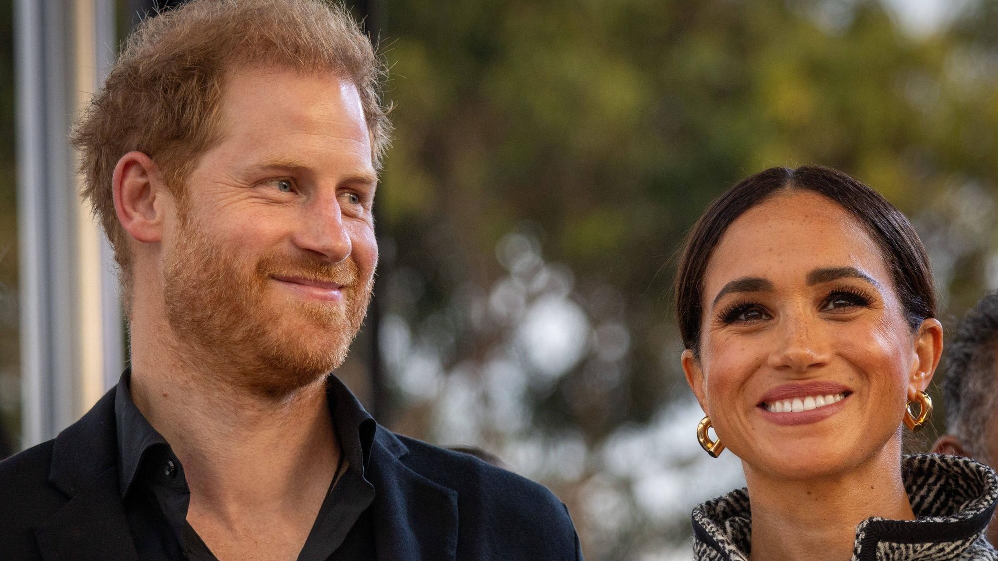 Prinz Harry und Herzogin Meghan posieren nebeneinander.