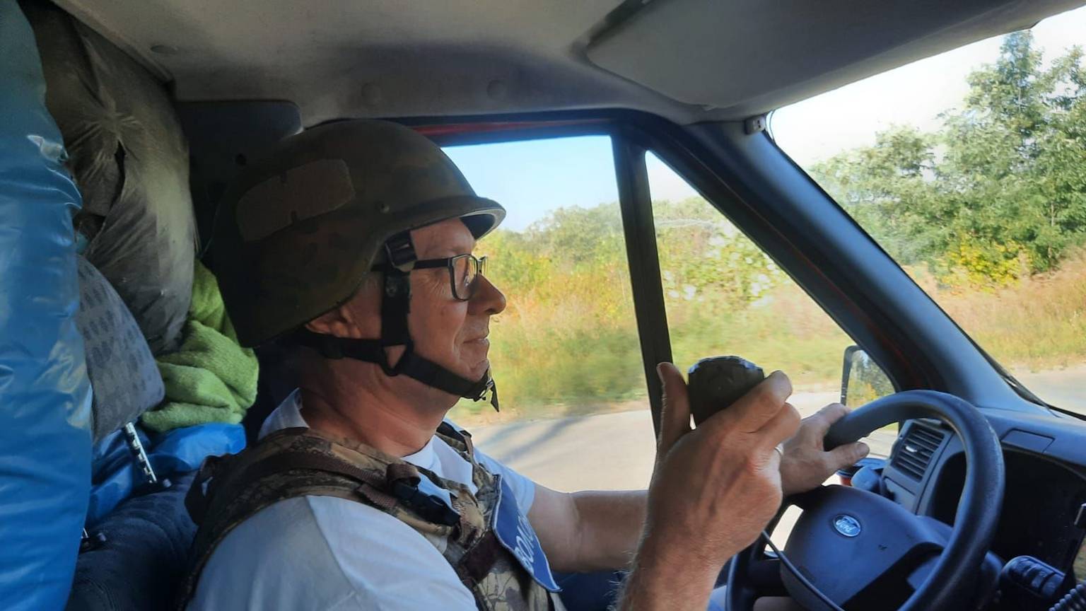 Rheinbach hilft erlebt bei Kupjansk Raketenbeschuss und gibt Rheinbacher Feuerwehrauto ab. Hier Alfred Eich am Steuer des Vereins-Transporters mit Helm.