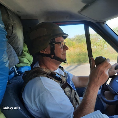 Rheinbach hilft erlebt bei Kupjansk Raketenbeschuss und gibt Rheinbacher Feuerwehrauto ab. Hier Alfred Eich am Steuer des Vereins-Transporters mit Helm.
