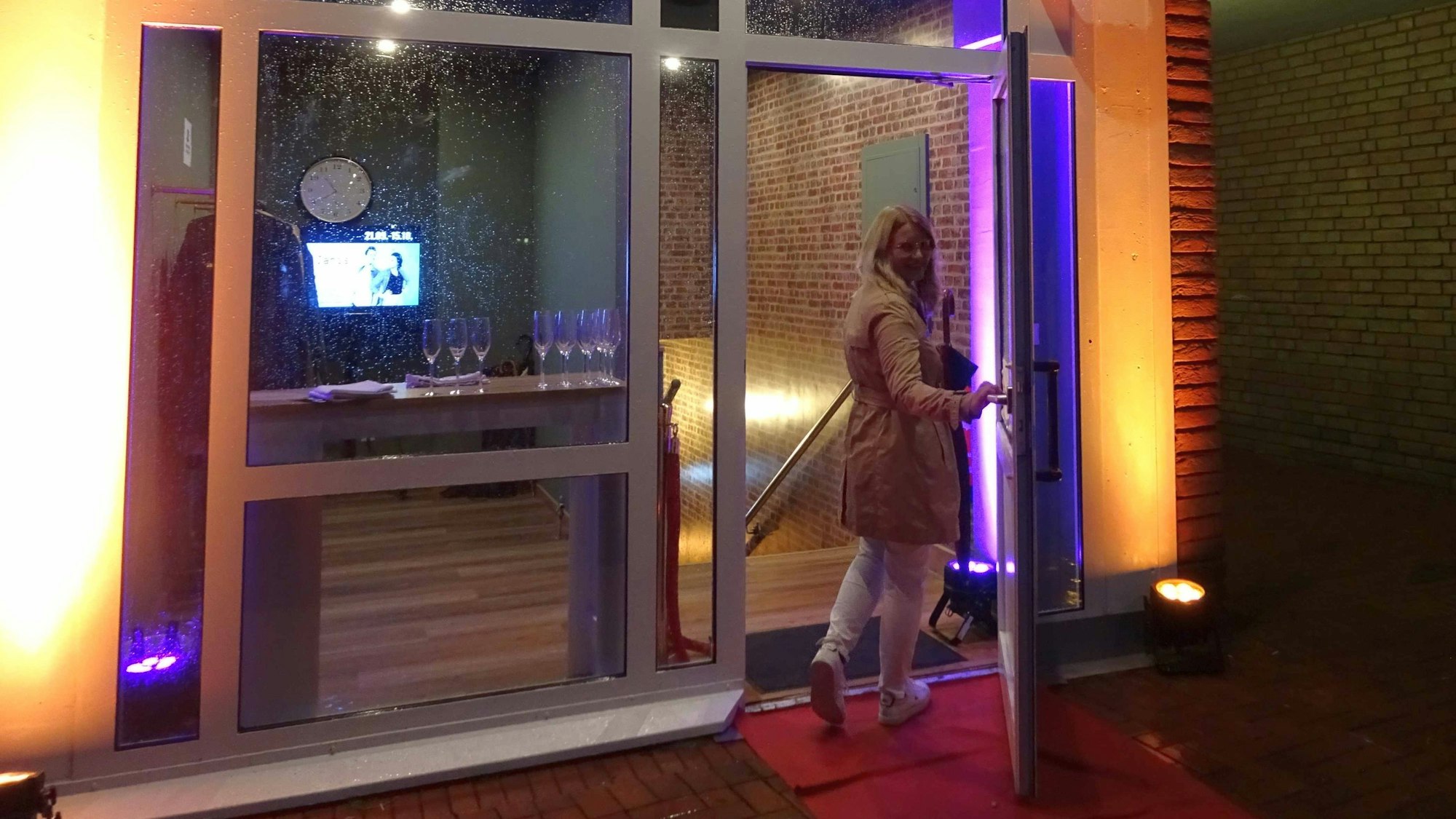 Roter Premierenteppich vor dem neuen Theater am Lohmarkt.