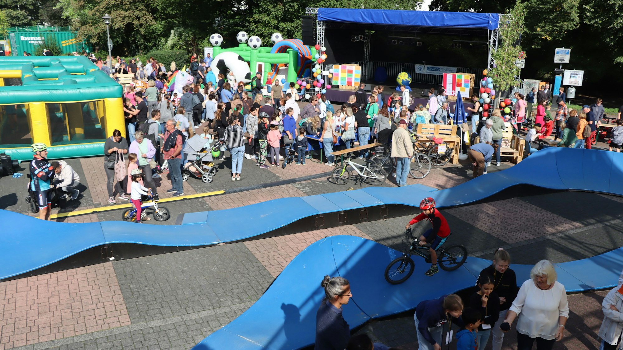 Das Foto zeigt eine Veranstaltung im Rahmen des Projekts „Brühl macht Platz“ im Sommer 2023.