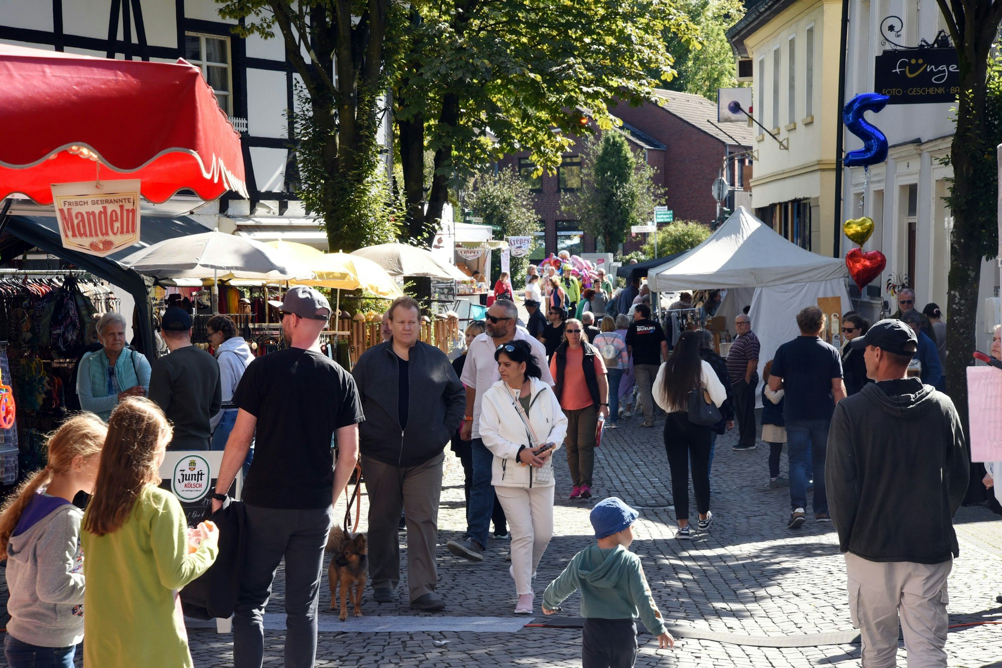 Verkaufsoffener Sonntag im Lindlarer Ortskern.