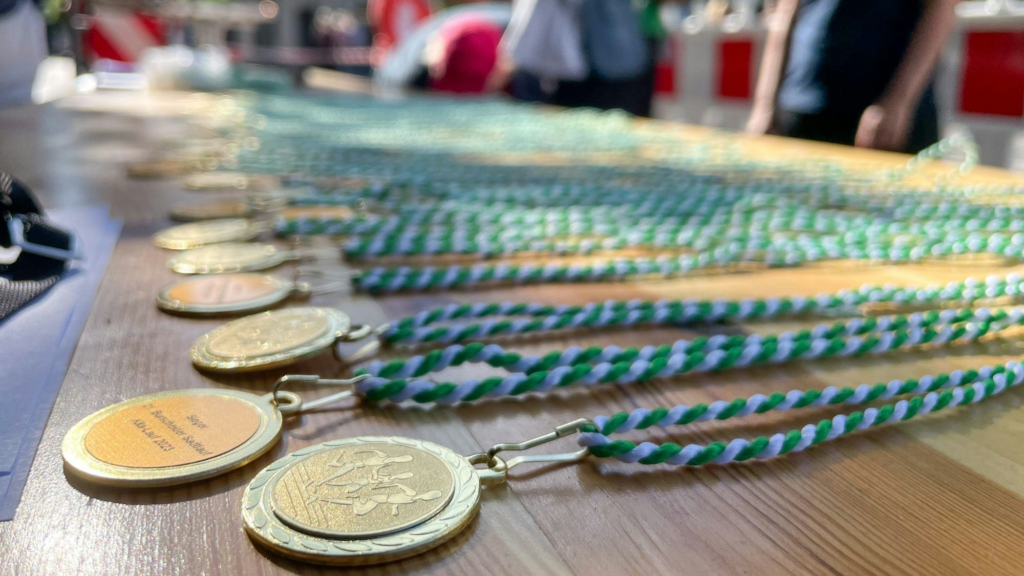 Die Medaillen im Ziel des Burscheider Stadtlaufs.